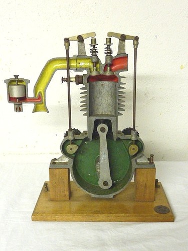 URALT! SCHNITTMODELL EINZYLINDER MOTOR SCHULMODELL VON PAUL RAETH LEIPZIG UM 1935.jpg